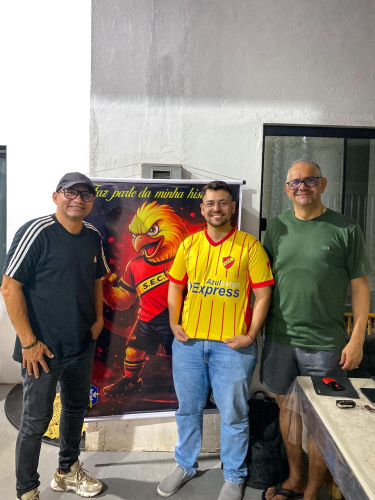 Vereador Bruno Rocha visitando a casa dos jogadores do Santana Esporte Clube.